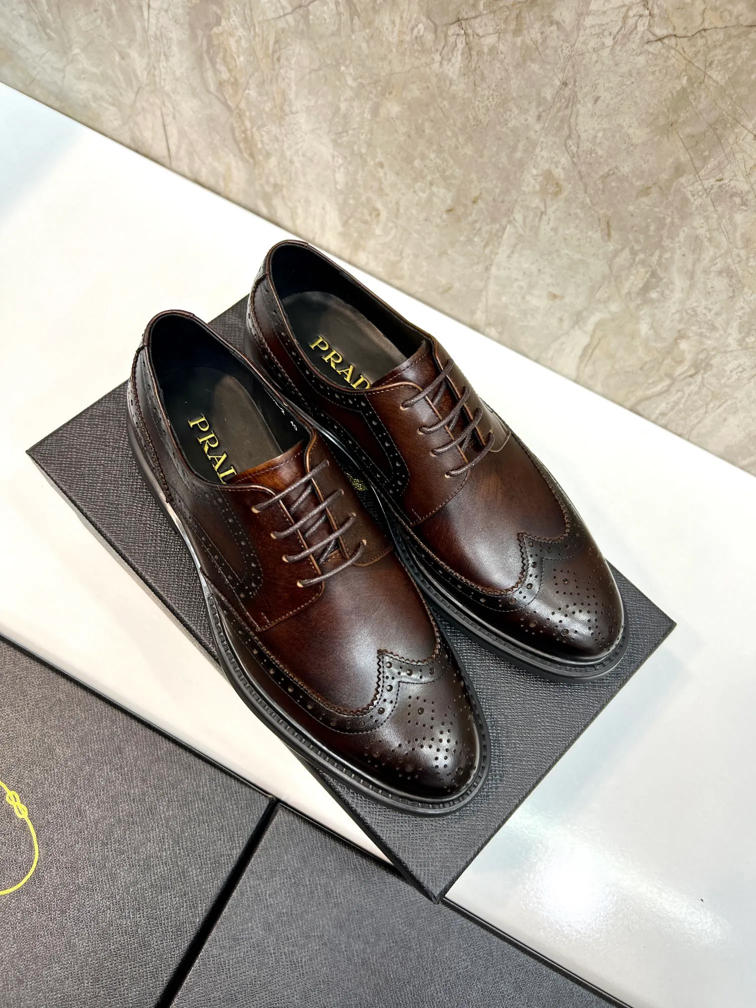 Original order quality: P580 Brand: PRADA (Prada) Standard code: Men's size 38/44 (45 can be customized) Grade: Same style as the official website High-quality men's shoes Material: Original cowhide Water-dyed cowhide lining Rubber outsole Style categories: Men's fashionable formal leather shoes Slip-on men's shoes series Young fashion European and American trends British style Top luxury Color: Actual picture